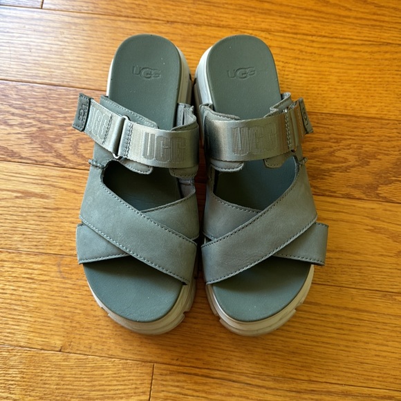 Ugg sandals gently worn women’s size 6.5 - Picture 3 of 8